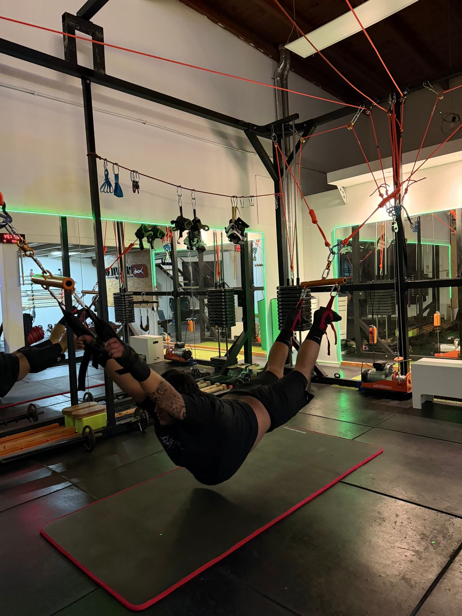 Ejercicio de suspensión reflejado en el espejo del estudio